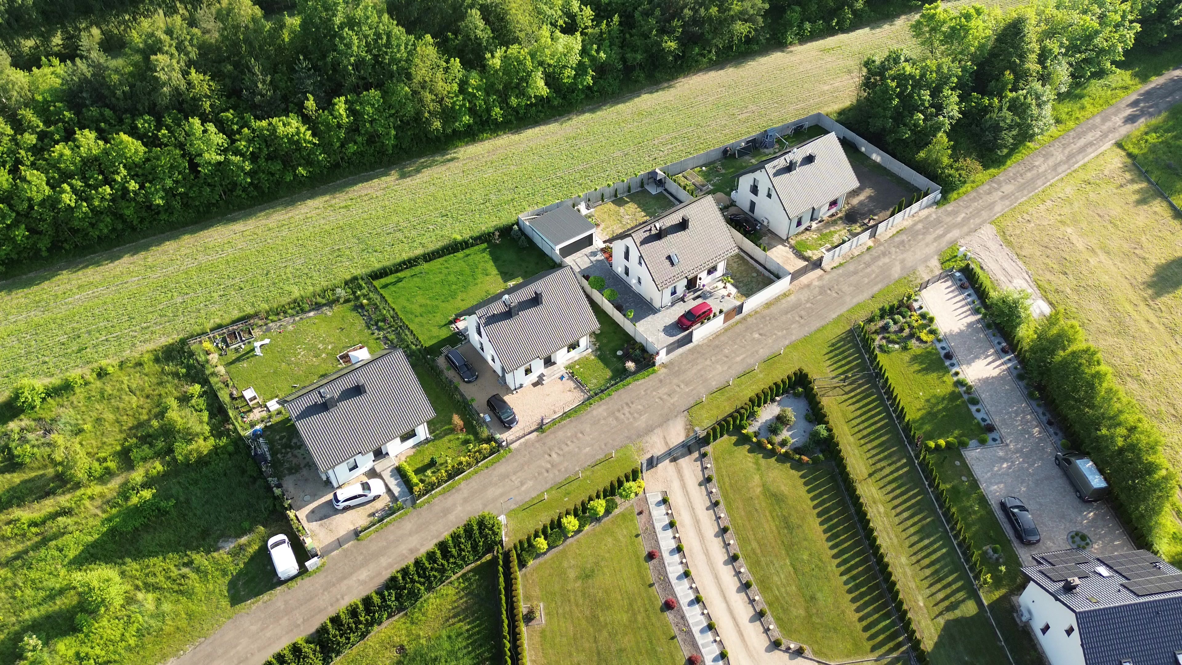 An overhead shot of homes with clear property lines marked by fences - contact 76 Fence today to learn more about how to find property lines for fence projects!