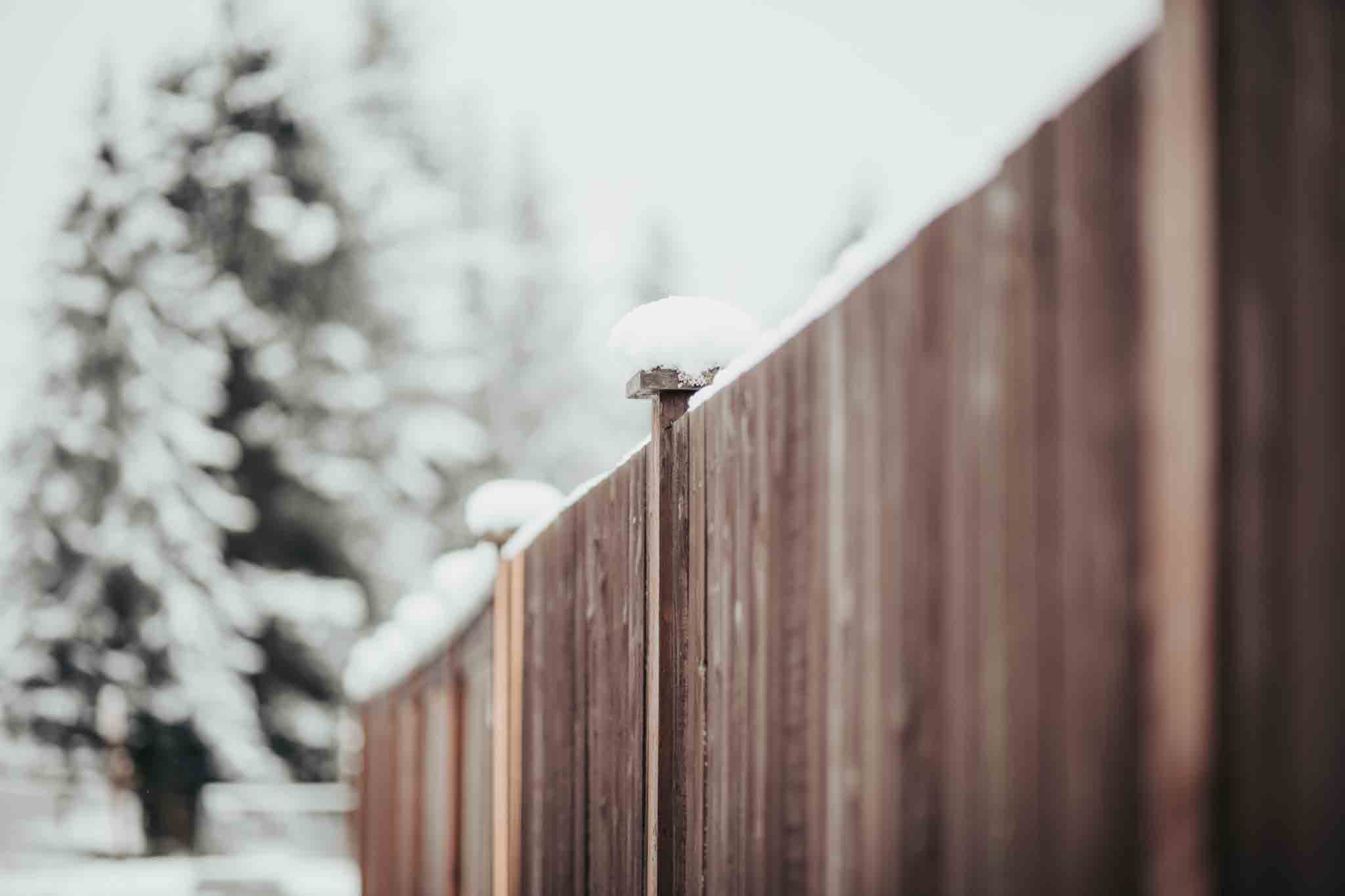 A wooden fence in Hendersonville / Gallatin, TN with snow covering it.