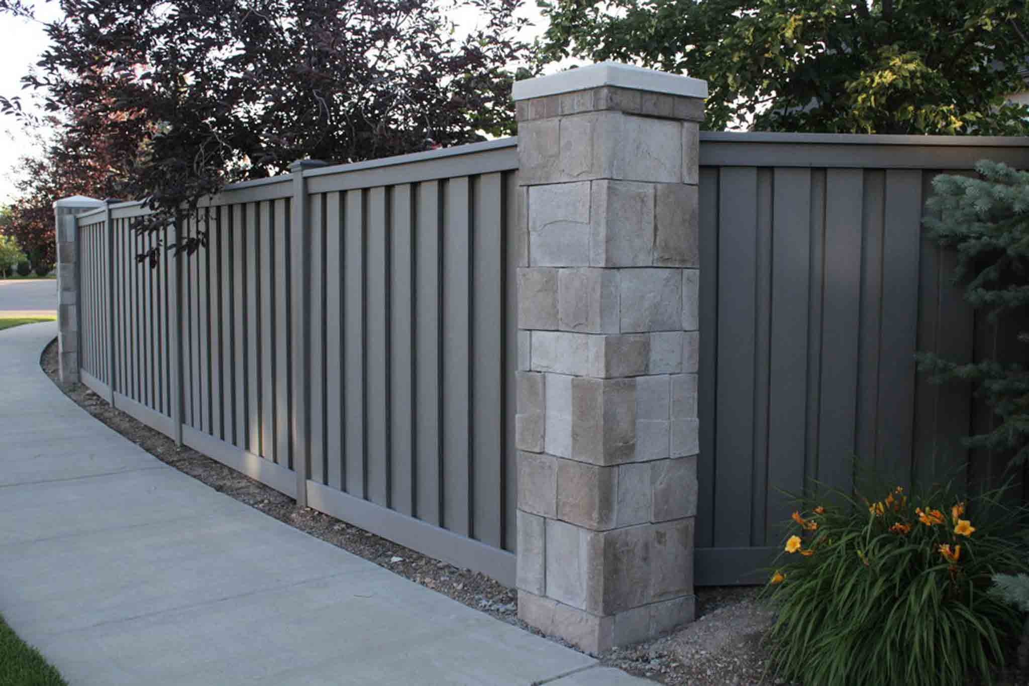 A sleek Schaumburg composite fence from 76 FENCE.