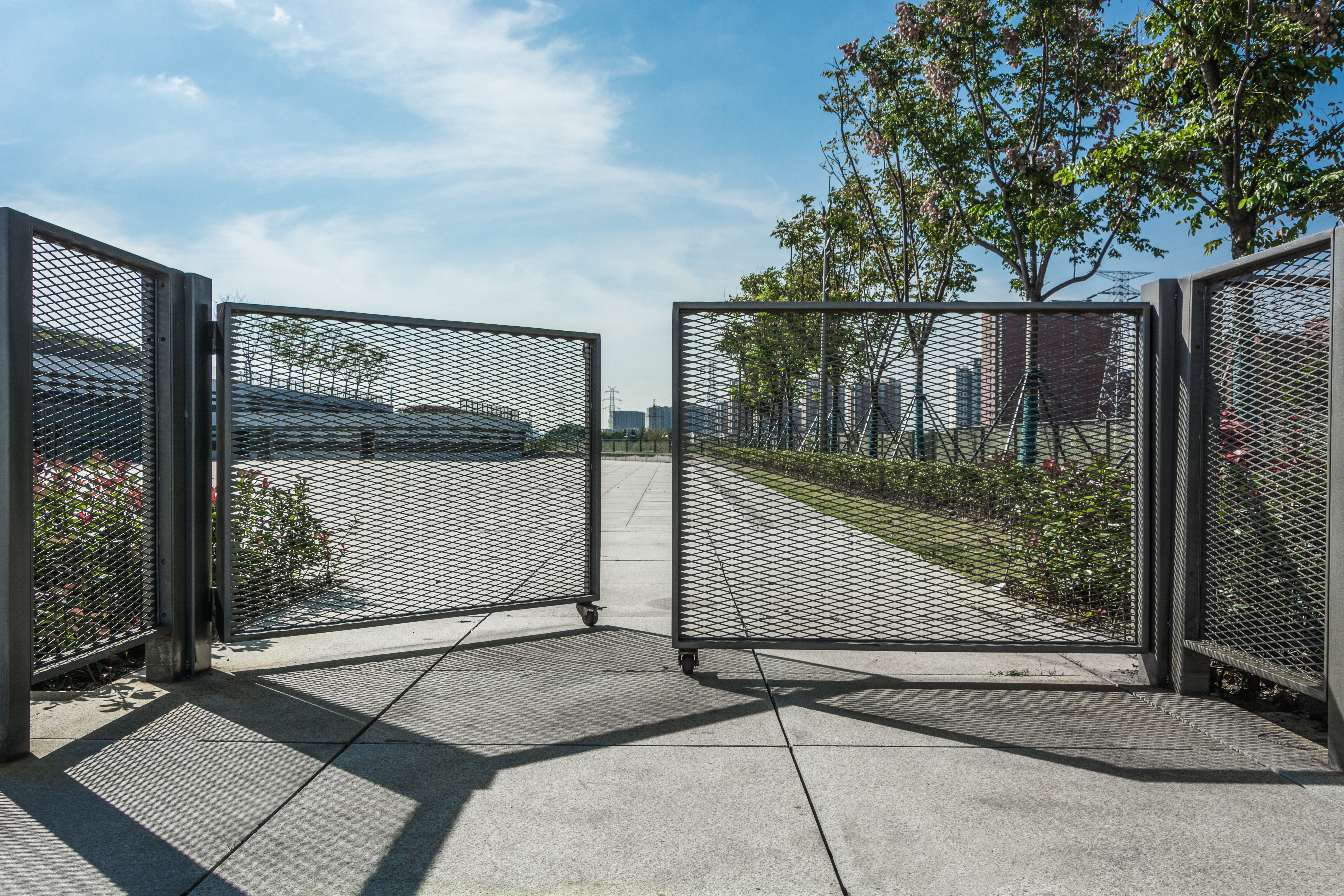 A fswinging automatic electic gate - contact 76 Fence to learn more about Douglasville electric gates for driveways.