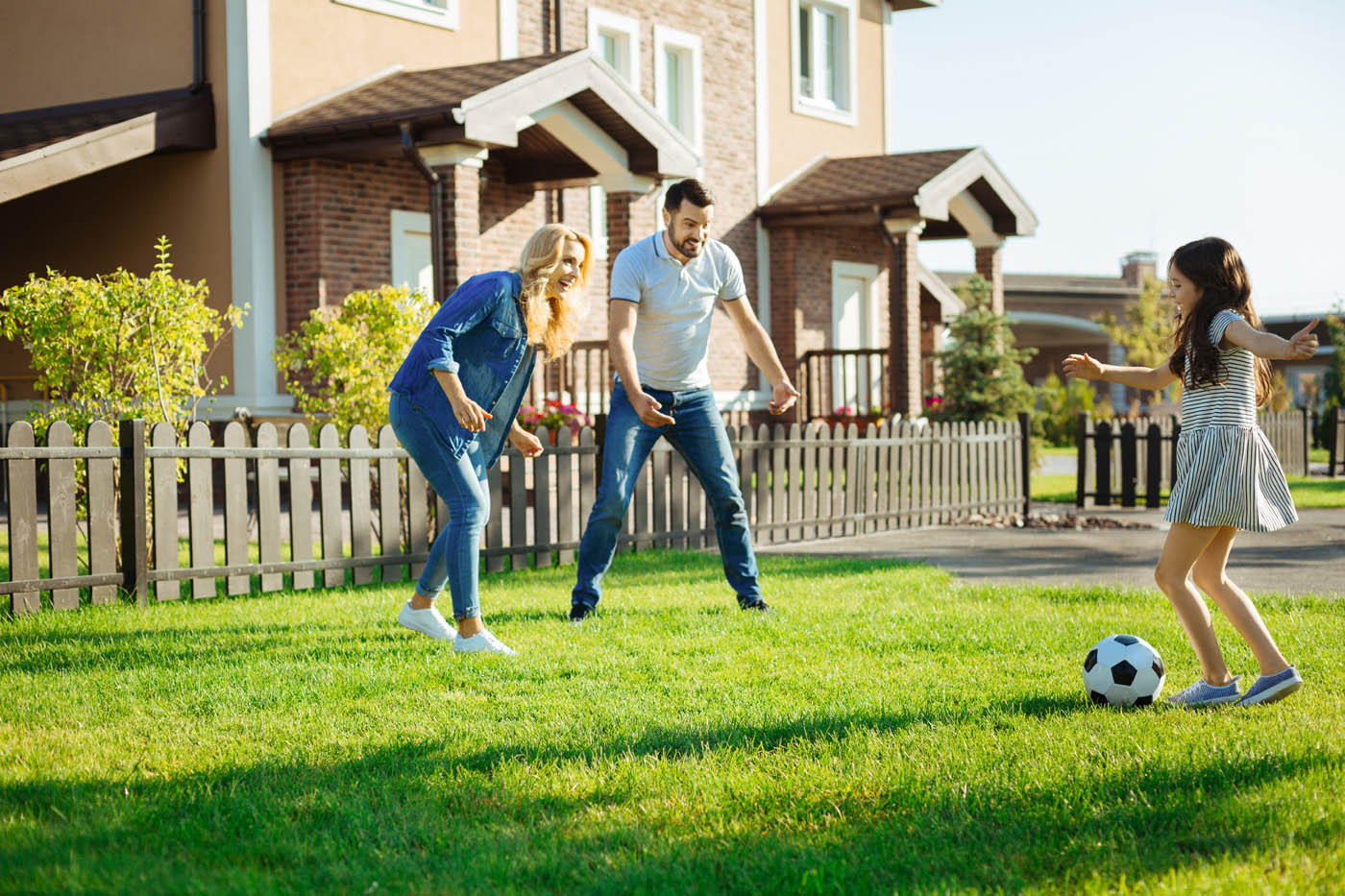 A family playing in their yard during the 4th of july, contact 76 FENCE one of the top fence companies.